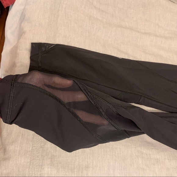 Lululemon inspire ii 7/8 pants with mesh. Sz 4 - Picture 9 of 13